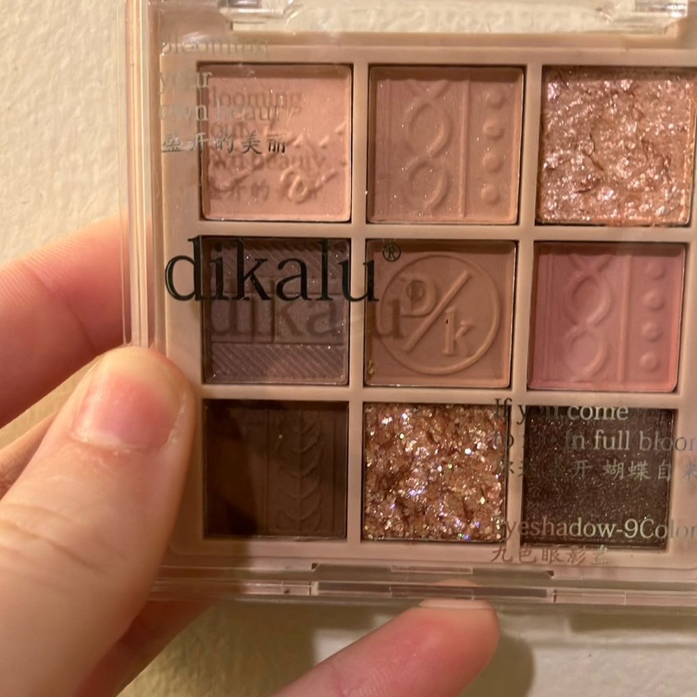 Eye shadow (better for dark eyes)